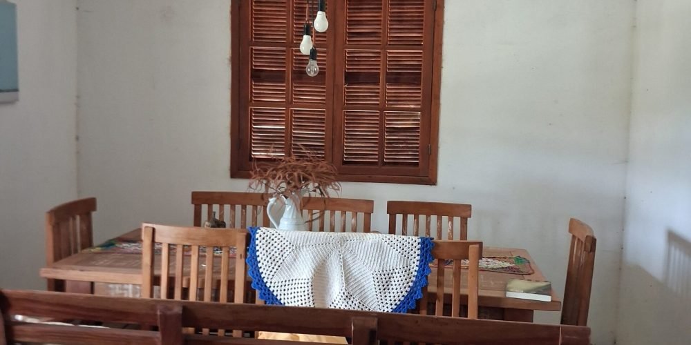 Mesa e sofa de madeira